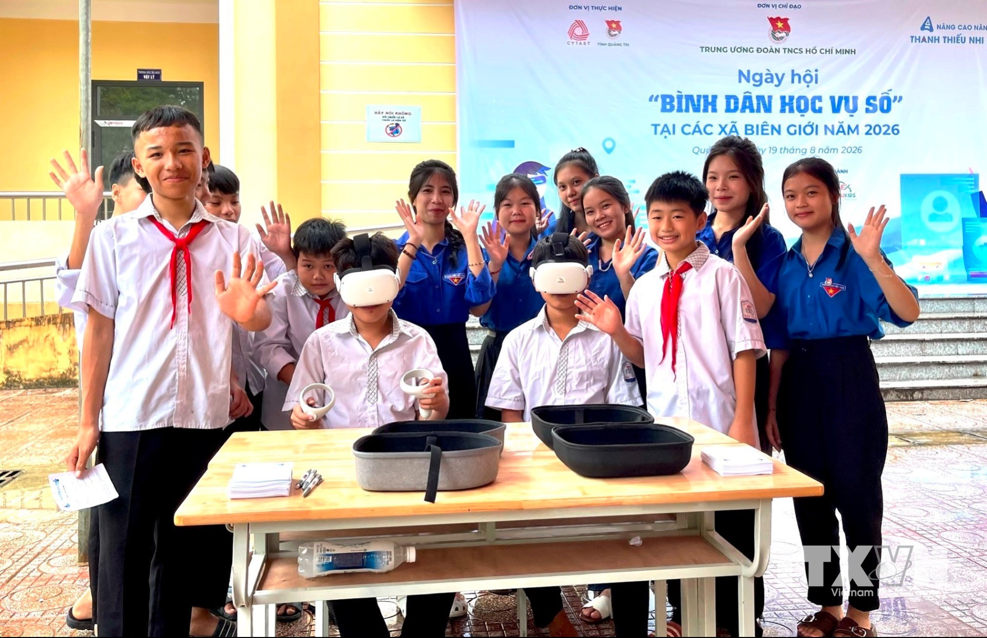 Công nghệ dần trở thành công cụ đắc lực phục vụ học tập, sáng tạo và góp phần khơi dậy niềm đam mê khoa học - công nghệ trong thế hệ trẻ vùng biên. (Ảnh: Võ Dung/TTXVN)